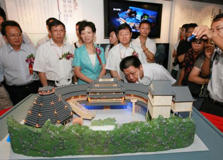 Guests visit model of the Guizhou pavilion for the 2010 Shanghai World Expo, in Shanghai, east China, on Aug. 24, 2009. The promotion week of Guizhou of the Shanghai World Expo kicked off here on Monday. [Ren Long/Xinhua]