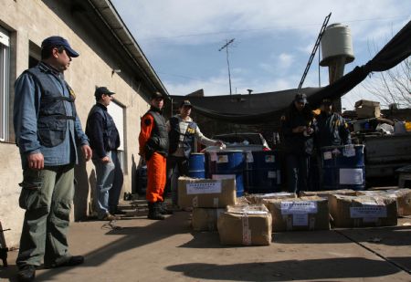 Police seal off the captured ephedrine in boxes in Buenos Aires, capital of Argentina, August 24, 2009. Police seized over four tons of ephedrine during an anti-drug operation in the neighbourhood of the city of Buenos Aires on Monday. [Martin Zabala/Xinhua]