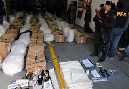 Police prepare to seal off in boxes the captured ephedrine in Buenos Aires, capital of Argentina, August 24, 2009.[Martin Zabala/Xinhua]