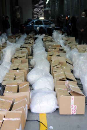 Confiscated ephedrine is ready to be sealed off in boxes in Buenos Aires, capital of Argentina, August 24, 2009.[Martin Zabala/Xinhua]