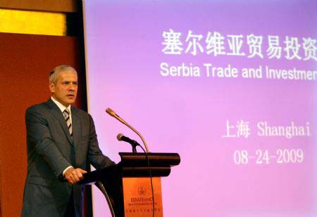 Serbian President Boris Tadic (L) attends Serbia Trade and Investment Forum in Shanghai, east China, on Aug. 24, 2009. Tadic visited Shanghai, continuing his week-long visit to China. [Xinhua]