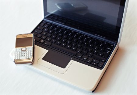  Nokia's new netbook computer, the Booklet 3G, is seen next to a Nokia handset at corporate headquarters in Helsinki August 24, 2009. The world's top cellphone maker Nokia said on Monday it would start to make laptops, entering a fiercely competitive, but fast-growing market.[Xinhua/Reuters]