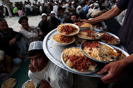 Afghans wait for the fasting break time at a mosque in Kabul, capital of Afghanistan, Aug. 24, 2009. [Zabi Tamanna/Xinhua]