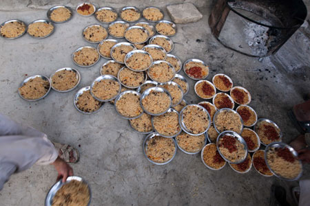 Food are prepared for Muslims to break their fast at a mosque in Kabul, capital of Afghanistan, Aug. 24, 2009. [Zabi Tamanna/Xinhua]