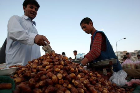 An Afghan buys date which is especial for Ramadan, at a market in Kabul, capital of Afghanistan, Aug. 24, 2009. [Zabi Tamanna/Xinhua]