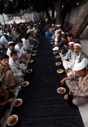 Afghans wait for the fasting break time at a mosque in Kabul, capital of Afghanistan, Aug. 24, 2009.[Zabi Tamanna/Xinhua]