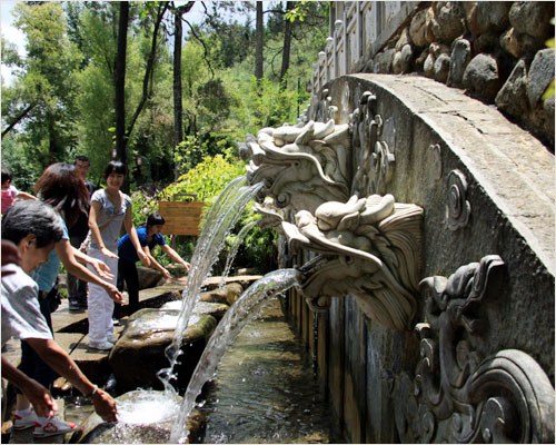 Butterfly Spring located about 30 km (18.5 miles) north of Dali, is a small, clear spring frequented visited by swarms of tourists and, of course, butterflies. Clean water runs out from Butterfly Spring is taken on July 30, 2009. [Photo: CRIENGLISH.com/ Xu Liuliu] 