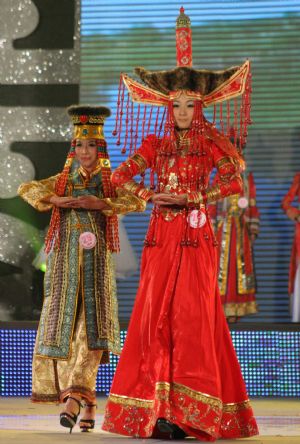 A contestant presents a Mongolian costume during the final of 2009 New Silk Road China Inner Mongolia Model Competition in Hohhot, capital of north China's Inner Mongolia Autonomous Region, Aug. 23, 2009.