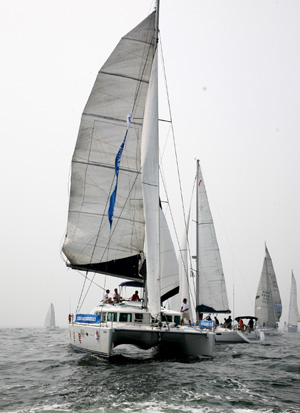 Sailors set off from Xinghai Bay during the Mayor Cup Dalian to Qingdao Sailing Rally in Dalian, a coastal city of northeast China's Liaoning Province, Aug. 25, 2009. 