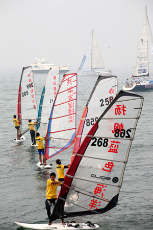 Sailors perform sailing in Xinghai Bay during the Mayor Cup Dalian to Qingdao Sailing Rally in Dalian, a coastal city of northeast China's Liaoning Province, Aug. 25, 2009.