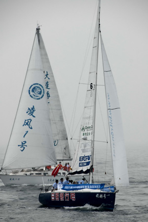 Sailors set off from Xinghai Bay during the Mayor Cup Dalian to Qingdao Sailing Rally in Dalian, a coastal city of northeast China's Liaoning Province, Aug. 25, 2009. 