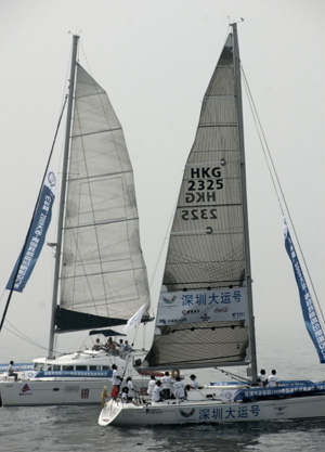 Sailors set off from Xinghai Bay during the Mayor Cup Dalian to Qingdao Sailing Rally in Dalian, a coastal city of northeast China's Liaoning Province, Aug. 25, 2009. 