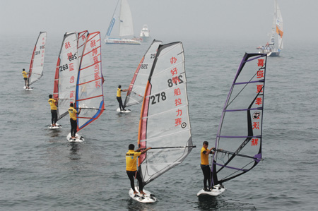The sailing boat team from the Marine School of Dalian perform sailing in Xinghai Bay during the Mayor Cup Dalian to Qingdao Sailing Rally in Dalian, a coastal city of northeast China's Liaoning Province, Aug. 25, 2009.