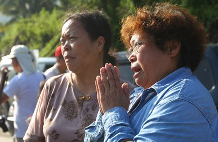 Relatives mourn for their victims in front of mudslide area at the devastated village of Hsiaolin, in Kaohsiung county, southeast China's Taiwan Province, Aug. 15, 2009. (Xinhua Photo)