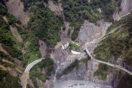 Photo taken on Aug. 24, 2009 shows the severely-damaged Nanheng Road section across the Taoyuan Village of Kaohsiung County, southeast China's Taiwan.(Xinhua Photo)