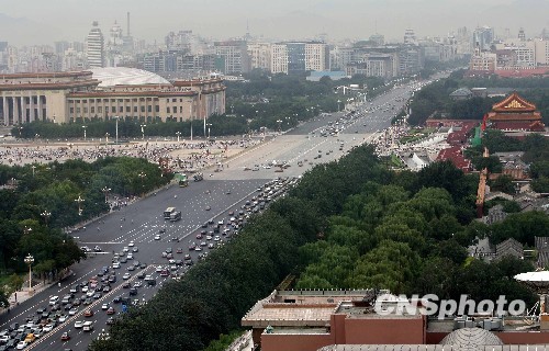The general view of Chang' an Avenue. The widening and resurfacing of Beijing's main road artery, Chang' an Avenue, was officially completed Tuesday, more than a month ahead of the celebrations for the 60th anniversary of the founding of the People's Republic of China (PRC). (Photo: CNS photo)