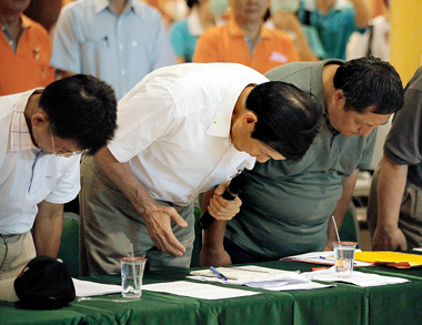 Taiwan leader Ma Ying-jeou (center) bows yesterday with other officials before a grievance session led by residents of Minzu and Minchuan villages at a housing center for people evacuated during Typhoon Morakot in Pingtung County, southern Taiwan. The official toll from Morakot stands at 291 dead and 387 missing, and the damage to agricultural production has been estimated at NT$14.4 billion (US$438 million).