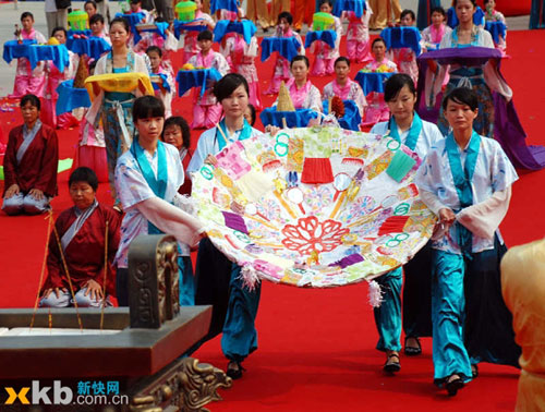The six-day 'Qixi,' or 'Plead for Skills Festival' opens to celebrate China's traditional Valentine's Day in Zhu Village, southern China's Guangdong Province, on Sunday, August 23, 2009.[Photo: xkb.com.cn]