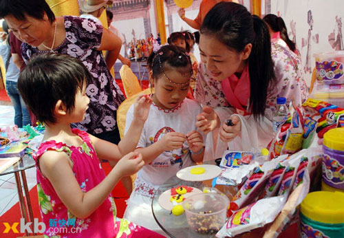 Children learn how to make handicrafts during the Chinese Valentine's Day in Zhu Village on Sunday, August 23, 2009. [Photo: xkb.com.cn] 