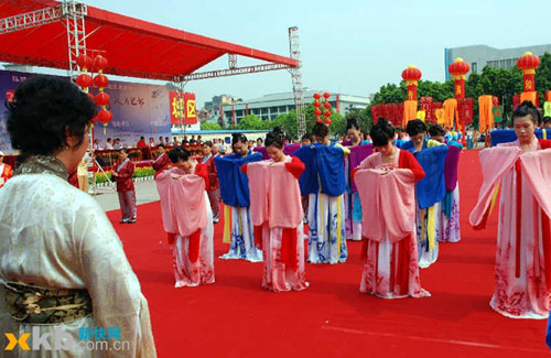 Villagers hold an adulthood ceremony for girls on Sunday, August 23, 2009, as part of the Qixi Festival in Zhu Village. [Photo: xkb.com.cn]