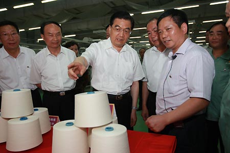 Chinese President Hu Jintao (C) inspects Tiansheng Industrial Co., Ltd. in Shihezi, northwest China's Xinjiang Uygur Autonomous Region, on Aug. 24, 2009. Hu paid an inspection tour to the region from Aug. 22 to Aug. 25. [Ju Peng/Xinhua]