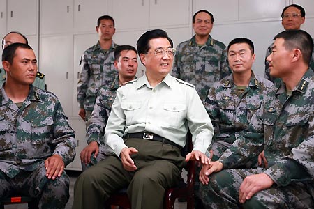 Chinese President Hu Jintao (C) talks with military officers and soldiers of Xinjiang military area command in northwest China's Xinjiang Uygur Autonomous Region, on Aug. 22, 2009. Hu paid an inspection tour to the region from Aug. 22 to Aug. 25. [Ju Peng/Xinhua]