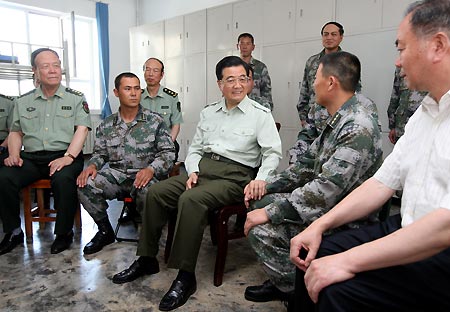 Chinese President Hu Jintao (C) talks with military officers and soldiers of Xinjiang military area command in northwest China's Xinjiang Uygur Autonomous Region, on Aug. 22, 2009. Hu paid an inspection tour to the region from Aug. 22 to Aug. 25. [Xinhua]