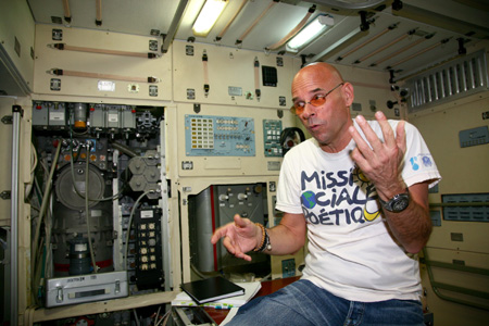 Guy Laliberte (R), the Canadian billionaire owner of Cirque du Soleil, attends a training session in the International Space Station (ISS) at the Star City space centre outside Moscow August 19, 2009.[Xinhua/Reuters]