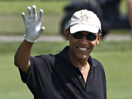 U.S. President Barack Obama waves as he plays golf at Farm Neck Golf Course at Oak Bluffs on Martha's Vineyard, Massachusetts, August 24, 2009. [Xinhua/Reuters]