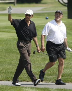U.S. President Barack Obama (L) and his friend Eric Whitaker play golf at Farm Neck Golf Course at Oak Bluffs on Martha's Vineyard, Massachusetts, August 24, 2009. [Xinhua/Reuters]