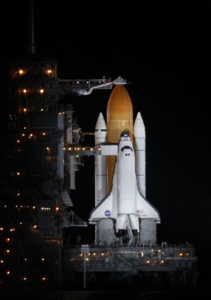 The space shuttle Discovery is shown on Launch Pad 39A after mission managers scrubbed a launch attempt because of bad weather at the Kennedy Space Center in Cape Canaveral, Florida August 25, 2009.[Xinhua/Reuters]