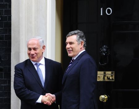 Visiting Israeli Prime Minister Benjamin Netanyahu (L) meets with his British counterpart Gordon Brown at 10 Downing street in London, capital of Britain, on Aug. 25, 2009. [Xinhua]