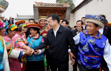 Chinese Vice Premier Li Keqiang (C) visits villagers of Xiaozhuang Village, Huzhu Tu Autonomous County, northwest China's Qinghai Province, Aug. 24, 2009.[Xinhua]