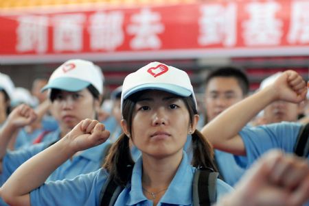 Postgraduates who are about to set out on their obligation as assisting tutors take the oaths during the setting-off ceremony in Guiyang, southwest China's Guizhou Province, Aug. 25, 2009.[Xinhua]