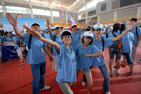 Postgraduate volunteers who are to set out on their obligation as assisting tutors to Inner Mongolia pose for photos during the setting-off ceremony in Guiyang, southwest China's Guizhou Province, Aug. 25, 2009.[Xinhua]