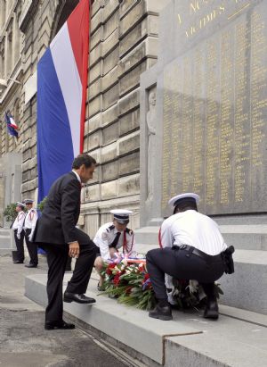 France's President Nicolas Sarkozy lays a wreath during a ceremony at the Paris prefecture, August 25, 2009.[Xinhua/Reuters]