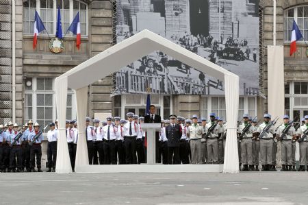 France's President Nicolas Sarkozy (C) speaks during a ceremony at the Paris prefecture, August 25, 2009.[Xinhua/Reuters]