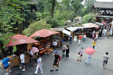 People walk in the ancient Jinli street in Chengdu, capital of southwest China's Sichuan Province, Aug. 24, 2009.(Xinhua Photo)
