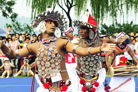 Folk artists from Sri Lanka dance on the opening ceremony of the West Lake International Carnival held in Hangzhou, capital of east's China's Zhejiang Province, Aug. 25, 2009.(Xinhua/Li Zhong)