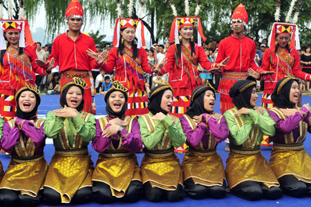 Folk artists from Indonesia dance on the opening ceremony of the West Lake International Carnival held in Hangzhou, capital of east's China's Zhejiang Province, Aug. 25, 2009.(Xinhua/Li Zhong)