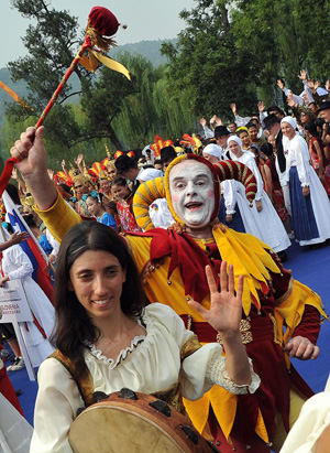 Folk artists from Italy dance on the opening ceremony of the West Lake International Carnival held in Hangzhou, capital of east's China's Zhejiang Province, Aug. 25, 2009.(Xinhua/Li Zhong)