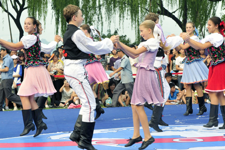 Folk artists from Slovakia dance on the opening ceremony of the West Lake International Carnival held in Hangzhou, capital of east's China's Zhejiang Province, Aug. 25, 2009.(Xinhua/Li Zhong) 