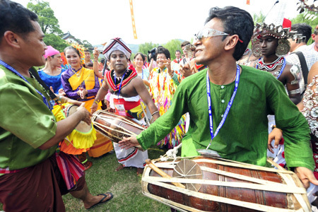 Drummers from different countries and regions communicate on the opening ceremony of the West Lake International Carnival held in Hangzhou, capital of east's China's Zhejiang Province, Aug. 25, 2009.(Xinhua/Li Zhong) 