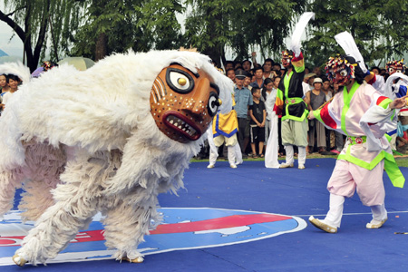 Folk artists from South Korea dance on the opening ceremony of the West Lake International Carnival held in Hangzhou, capital of east's China's Zhejiang Province, Aug. 25, 2009. (Xinhua/Li Zhong)