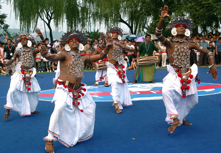 Folk artists from Sri Lanka dance on the opening ceremony of the West Lake International Carnival held in Hangzhou, capital of east's China's Zhejiang Province, Aug. 25, 2009.(Xinhua/Li Zhong) 