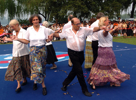 Folk artists from Austria dance on the opening ceremony of the West Lake International Carnival held in Hangzhou, capital of east's China's Zhejiang Province, Aug. 25, 2009.(Xinhua/Li Zhong) 