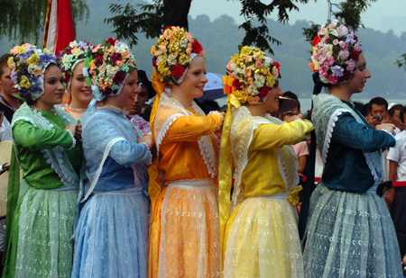 Folk artists from Canada dance on the opening ceremony of the West Lake International Carnival held in Hangzhou, capital of east&apos;s China&apos;s Zhejiang Province, Aug. 25, 2009. (Xinhua/Li Zhong) 