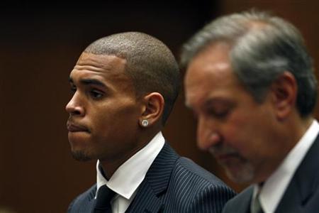 Entertainer Chris Brown (L) stands with his attorney Mark Geragos during Brown&apos;s sentencing in Los Angeles August 25, 2009. 