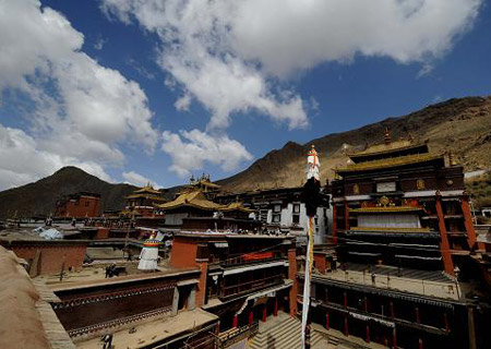 Photo taken on May 14 shows the Tashilumpo Monastery, the traditional seat of successive Panchen Lamas in southwestern Tibet's Xiagze Prefecture. China's Central Government will spend another 570 million yuan (about 83.4 million U.S. dollars) renovating 22 cultural relics in Tibet. 