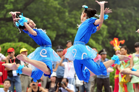 Children from Taipei of southeast China's Taiwan Province dance on the opening ceremony of the West Lake International Carnival held in Hangzhou, capital of east's China's Zhejiang Province, Aug. 25, 2009.